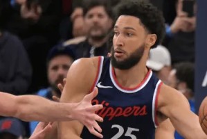 开云下载-蒂格：西蒙斯的职业生涯结束了，他的伤很严重完全跑不动了