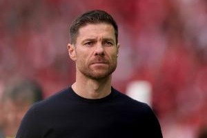 记者：皇马接触阿隆索首席顾问，药厂想要1500-2000万欧补偿金