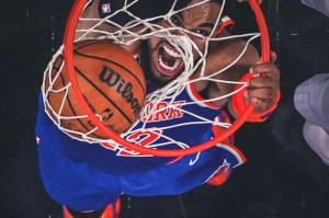 开云APP-半场砍下17分！NBA官方分享唐斯无视防守双手暴扣的霸气瞬间