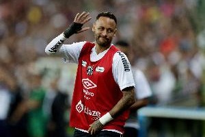 内马尔：我在场上的表现无可指摘，批评者不知道我的努力与牺牲