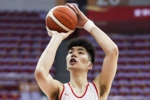 杀伤内线！余嘉豪首节6罚5中 得到5分3篮板